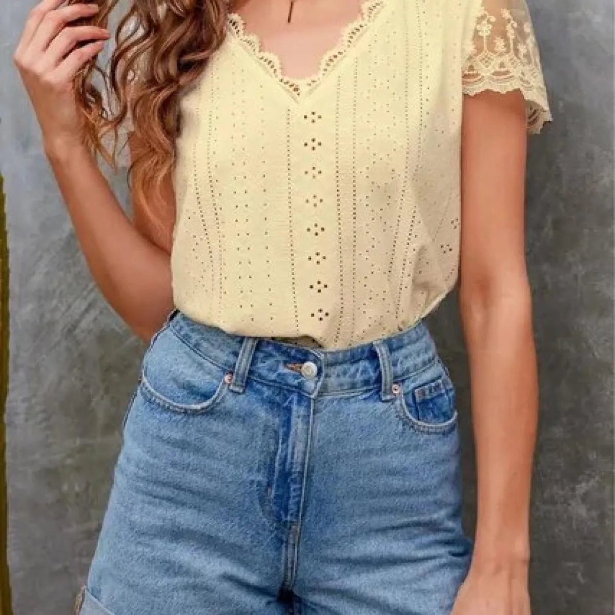 2023 Primavera Estate New Lace Hollow V Neck T-shirt da donna moda casual Top abbigliamento donna