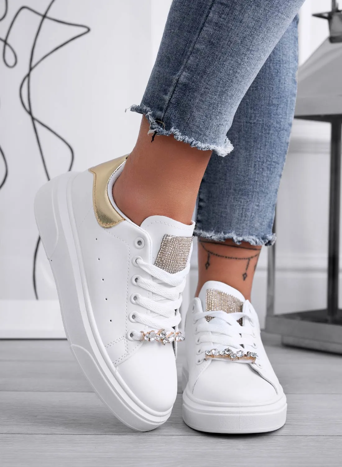 ANDREINA - Sneakers bianche con applicazione gioiello e retro oro